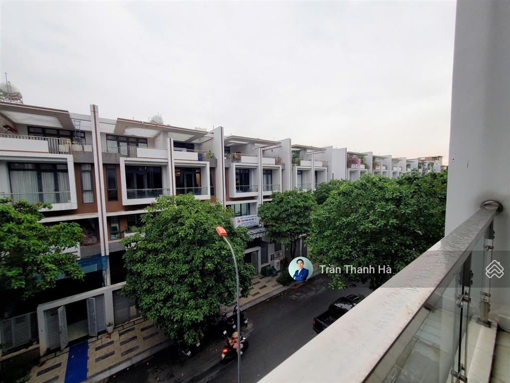Cho thuê văn phòng 40m² full nội thất, ban công thoáng, view đẹp  vạn phúc city