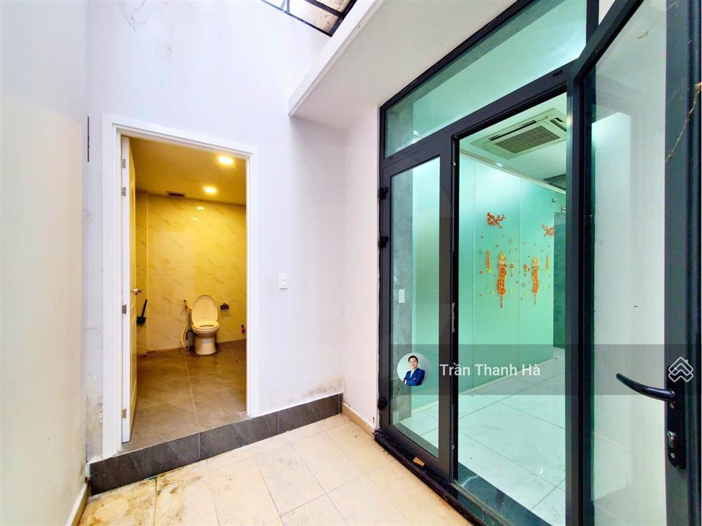 Cho thuê mặt tiền 7x20m ngăn vách kính sẵn, văn phòng chuyên nghiệp vạn phúc city