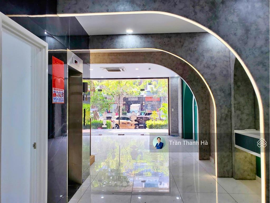 Cho thuê mặt tiền 7x20m ngăn vách kính sẵn, văn phòng chuyên nghiệp vạn phúc city
