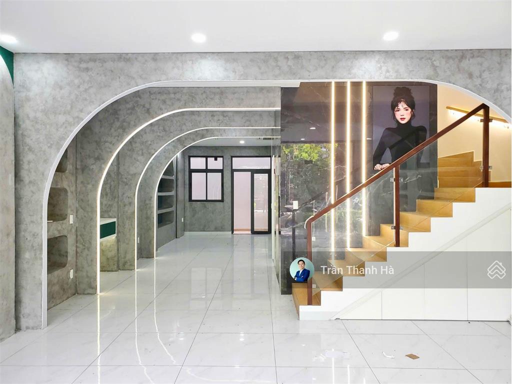 Cho thuê mặt tiền 7x20m ngăn vách kính sẵn, văn phòng chuyên nghiệp vạn phúc city