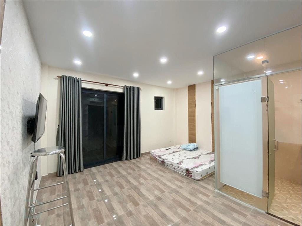 Cho thuê nhà đẹp nguyên căn full nội thất, có hầm, có thang máy, 6 pn giá chỉ 45tr vạn phúc city