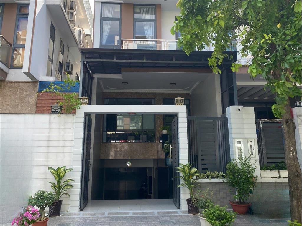 Cho thuê nhà đẹp nguyên căn full nội thất, có hầm, có thang máy, 6 pn giá chỉ 45tr vạn phúc city