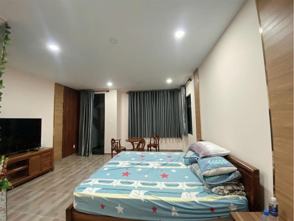 Cho thuê nhà đẹp nguyên căn full nội thất, có hầm, có thang máy, 6 pn giá chỉ 45tr vạn phúc city