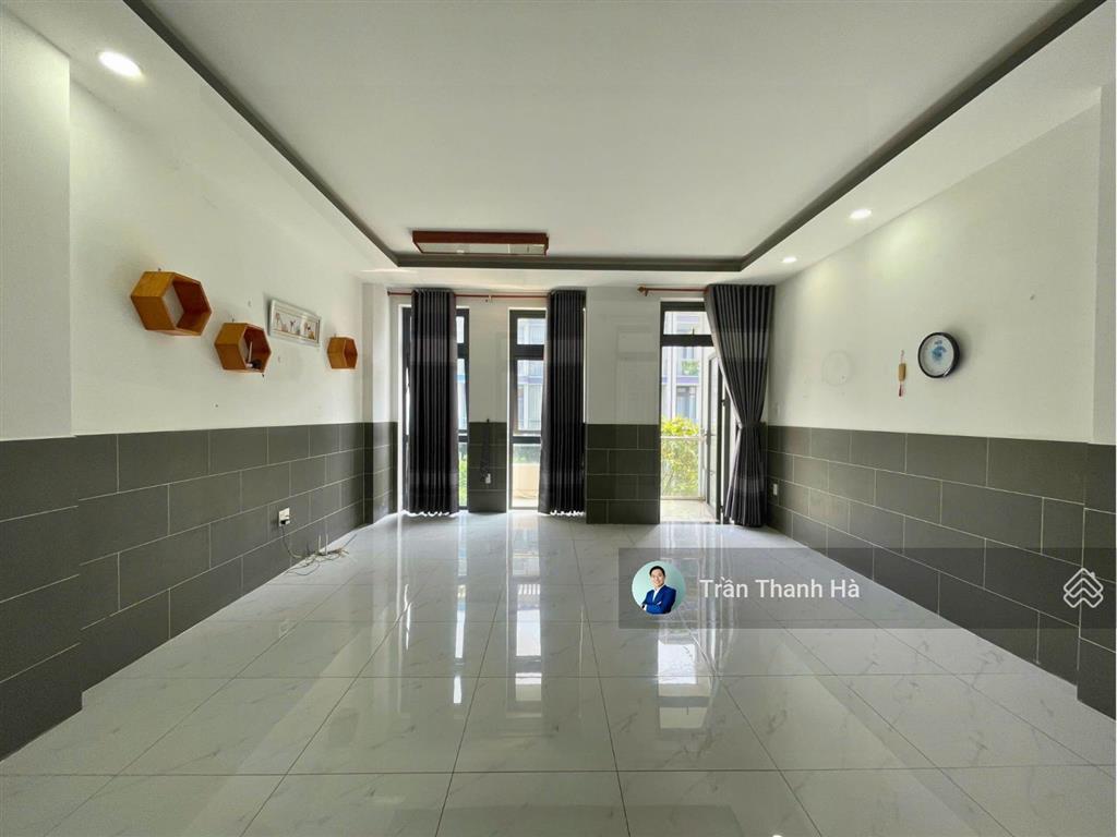 Cho thuê văn phòng 35m² ban công thoáng mát, giá tốt chỉ 7,5 triệu/tháng  vạn phúc city