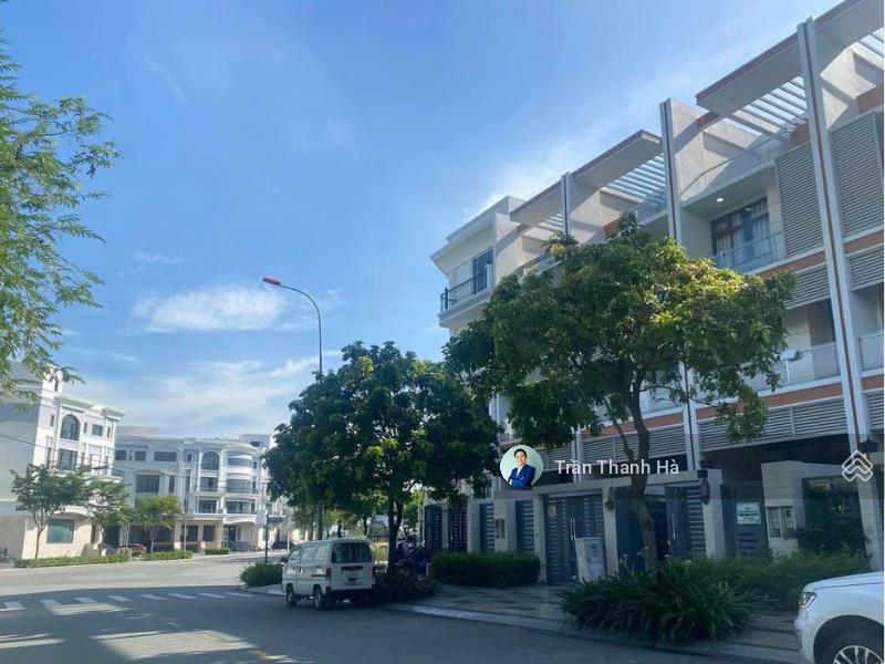 Cho thuê nhà nguyên căn 5x22 đường rộng 25m, hầm xe an ninh, full máy lạnh ở vạn phúc city