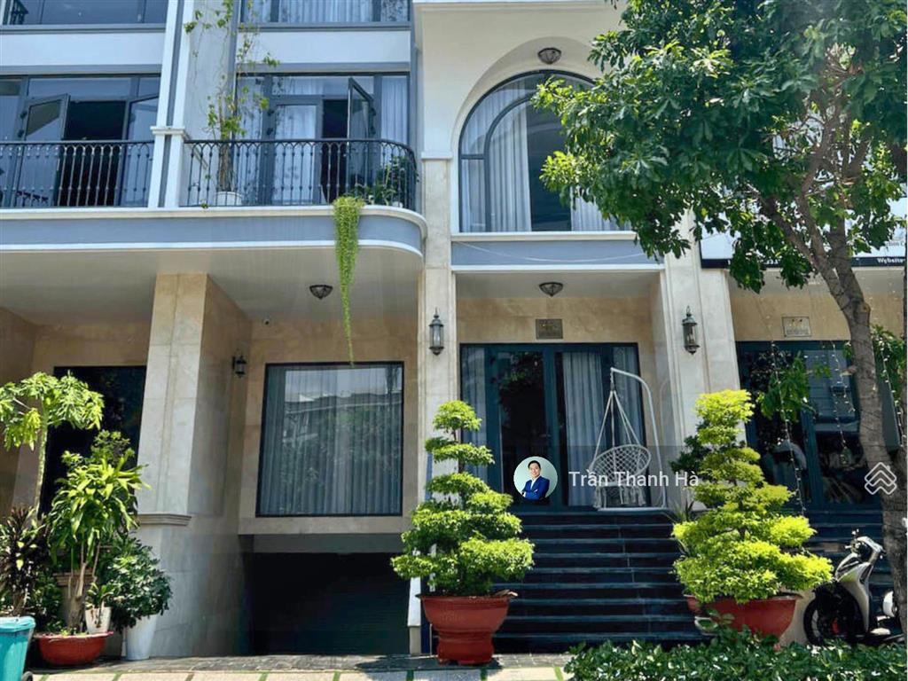 Cho thuê nguyên căn 7x20m hầm + 4 tầng, thang máy, phù hợp làm văn phòng/kinh doanh  vạn phúc city