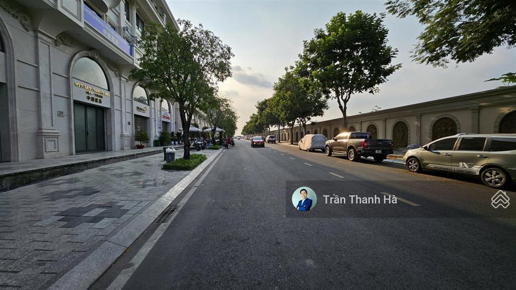 Cho thuê văn phòng rộng 90m2 đường lớn đậu xe thoải mái giá chỉ 12tr, xuất được vat  vạn phúc city