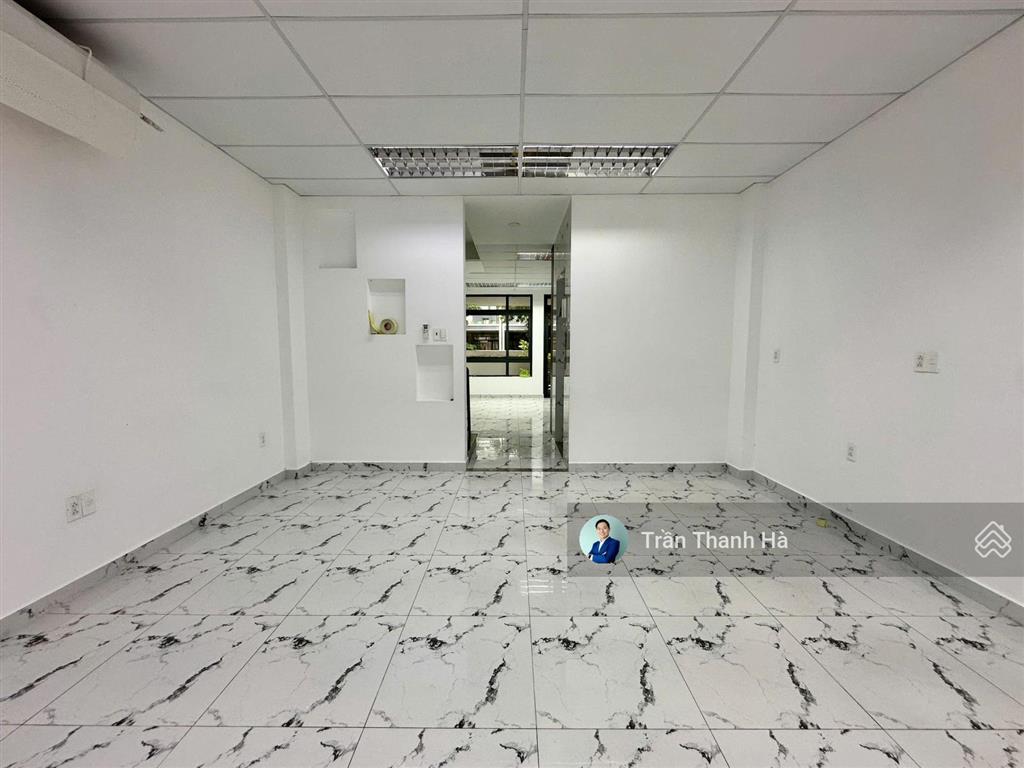 Cho thuê văn phòng tầng trệt 5x20m, hầm 4 tầng, giá 13,5 triệu/tháng  vạn phúc city