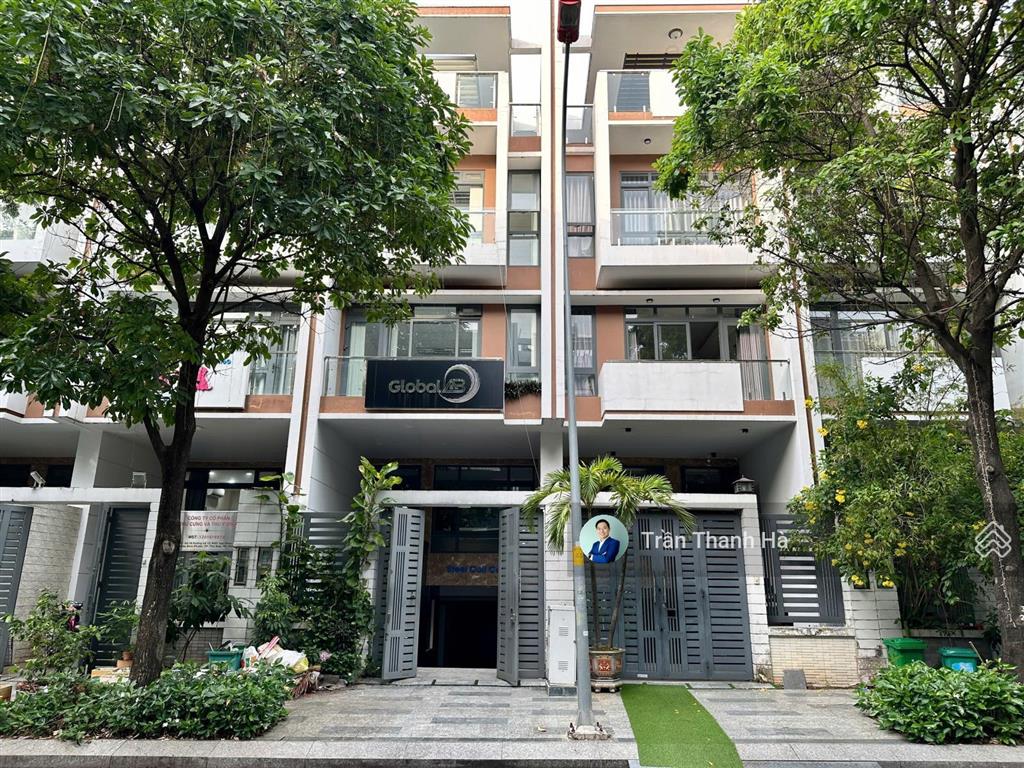 Cho thuê văn phòng tầng trệt 5x20m, hầm 4 tầng, giá 13,5 triệu/tháng  vạn phúc city
