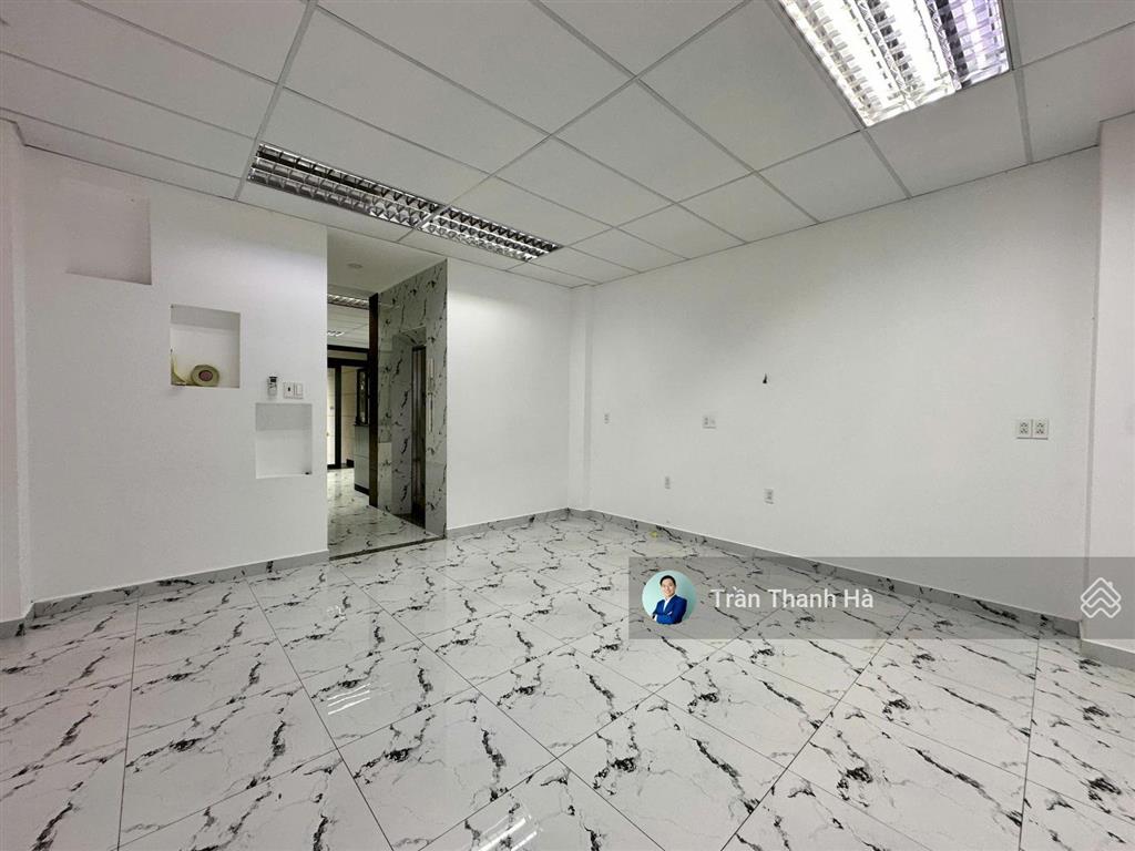 Cho thuê văn phòng tầng trệt 5x20m, hầm 4 tầng, giá 13,5 triệu/tháng  vạn phúc city