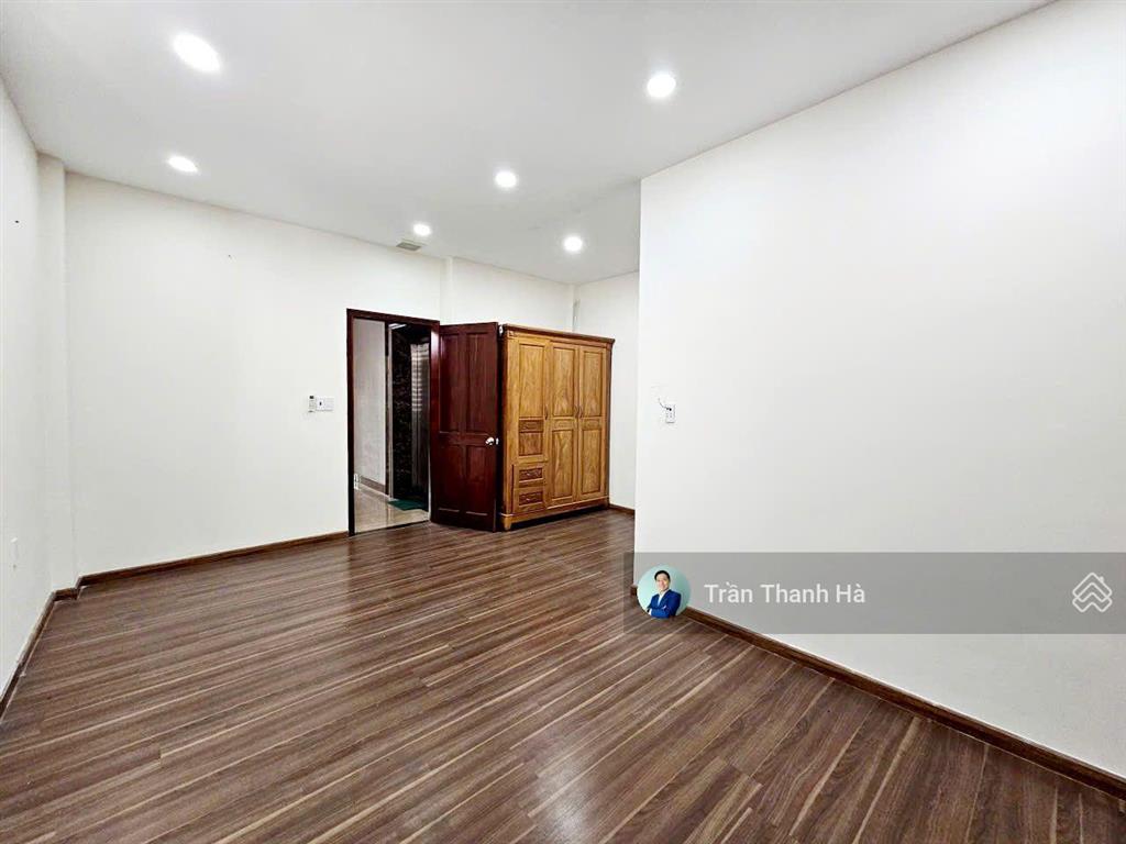 Cho thuê nguyên tầng 5x23 làm văn phòng, thang máy, máy lạnh đầy đủ, hỗ trợ ở lại, xuất được vat
