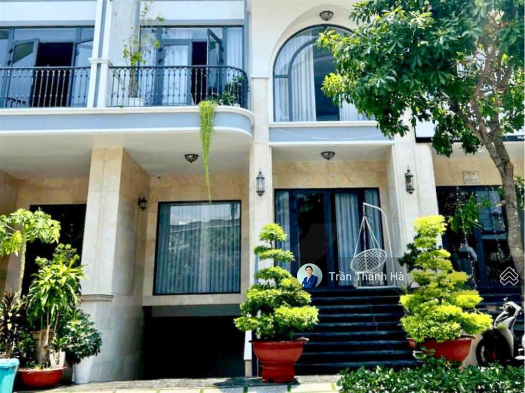 Cho thuê văn phòng 50m², ban công thoáng, view đẹp, vat đầy đủ  vạn phúc city