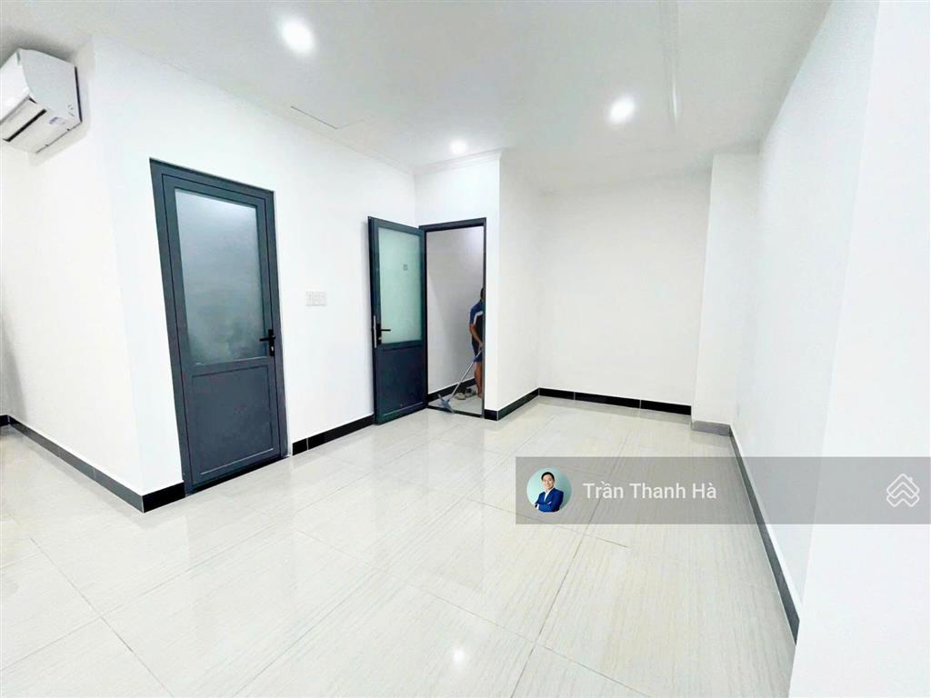 Cho thuê văn phòng 50m², ban công thoáng, view đẹp, vat đầy đủ  vạn phúc city