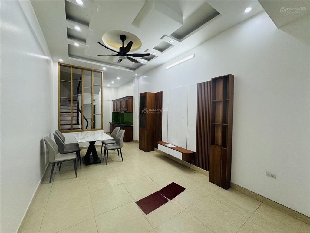Bán nhà trung tâm cầu giấy 40mx6t,mt4m giá 11.9tỷ 10m ra ô tô, ngõ thông 30m ra ô tô tránh sát phố