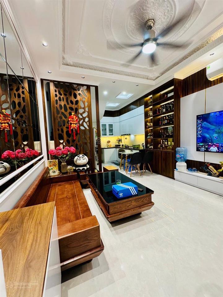 Chính chủ bán nhà hạ yên quyết, 7.4 tỷ, 35m2, 3pn, 4wc, giá tốt, lô góc 3 thoáng, full nội thất