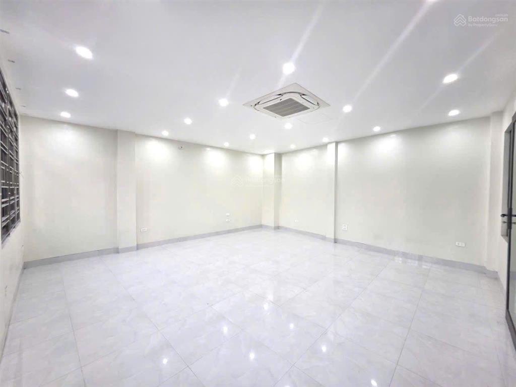 Mình chính chủ cho thuê tòa văn phòng phố đốc ngữ dt60mx8 tầng, mt khủng giá 35tr/tháng ô tô tránh