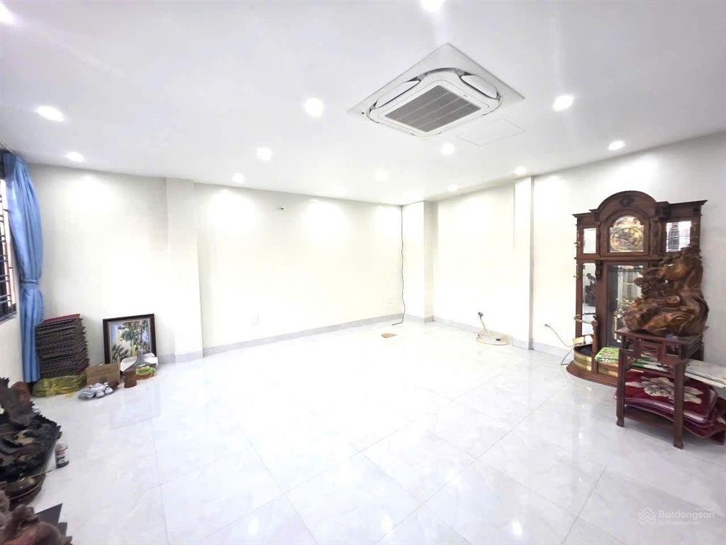 Mình chính chủ cho thuê tòa văn phòng phố đốc ngữ dt60mx8 tầng, mt khủng giá 35tr/tháng ô tô tránh