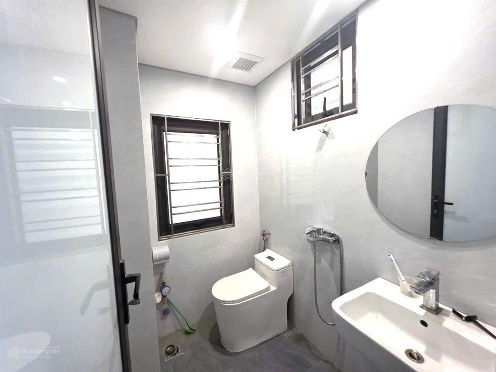 Mình chính chủ cho thuê tòa văn phòng phố đốc ngữ dt60mx8 tầng, mt khủng giá 35tr/tháng ô tô tránh