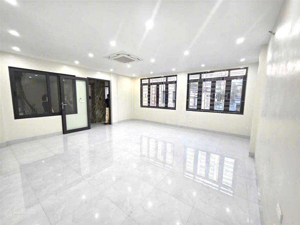 Mình chính chủ cho thuê tòa văn phòng phố đốc ngữ dt60mx8 tầng, mt khủng giá 35tr/tháng ô tô tránh
