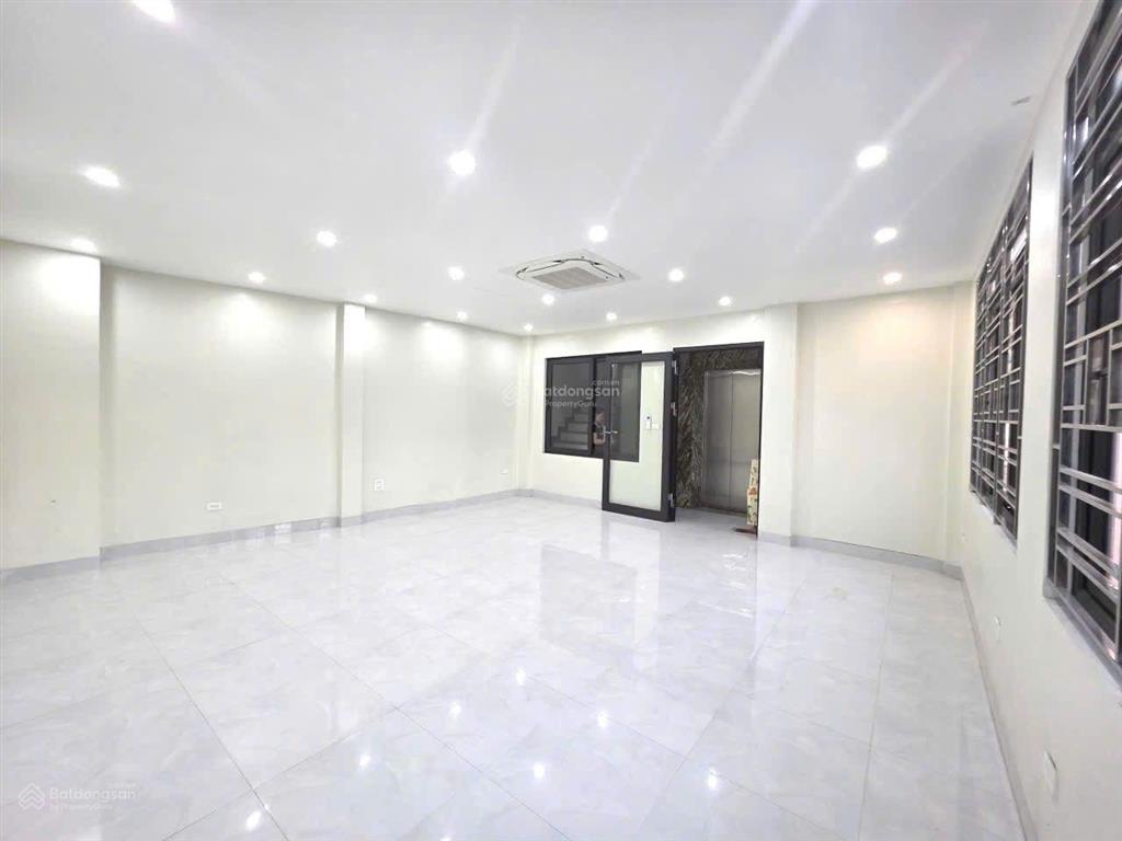 Mình chính chủ cho thuê tòa văn phòng phố đốc ngữ dt60mx8 tầng, mt khủng giá 35tr/tháng ô tô tránh