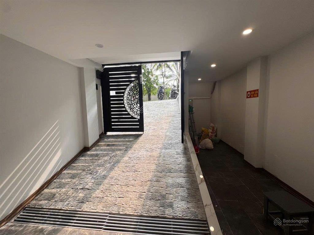 Cho thuê tòa apartment mặt phố đội cấn ba đình 100m2, 9 tầng, mt 5m giá 150tr/th 16 phòng khép kín
