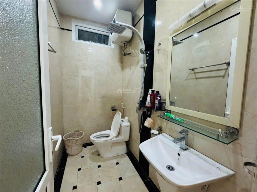 Chính chủ cho thuê nhà nguyên căn ngõ 463 đội cấn dt40mx5t,mt4m giá 13tr/tháng ngõ thông gần ô tô