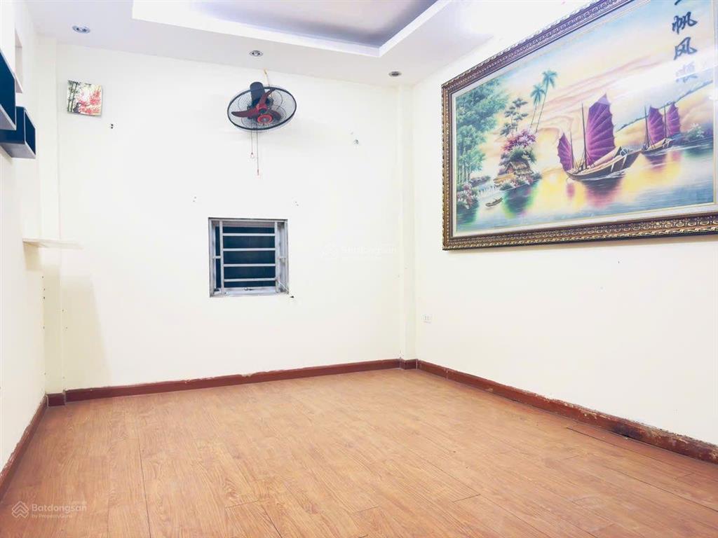 Chính chủ cho thuê nhà nguyên căn ngõ 463 đội cấn dt40mx5t,mt4m giá 13tr/tháng ngõ thông gần ô tô