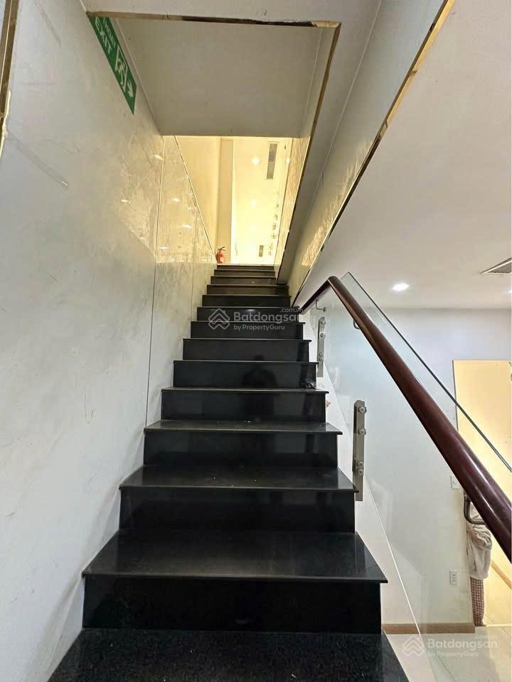 Mặt tiền cách mạng tháng tám, trục vòng xoay phù đổng, bến thành q1. diện tích 7x20m, 1 trệt 1 lầu!