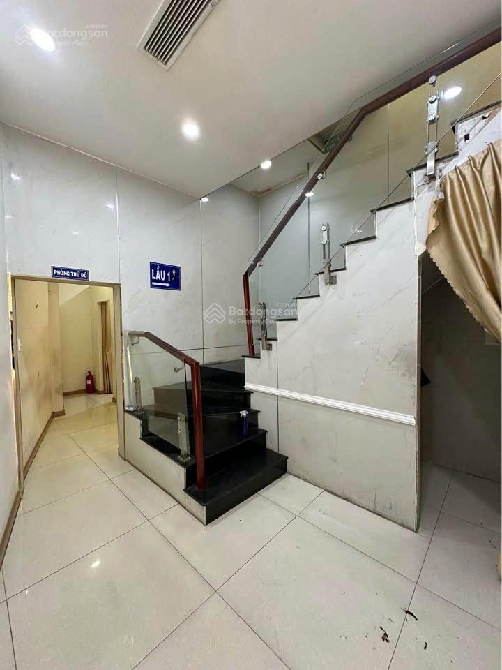 Mặt tiền cách mạng tháng tám, trục vòng xoay phù đổng, bến thành q1. diện tích 7x20m, 1 trệt 1 lầu!