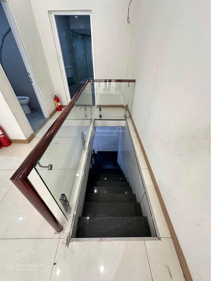 Mặt tiền cách mạng tháng tám, trục vòng xoay phù đổng, bến thành q1. diện tích 7x20m, 1 trệt 1 lầu!