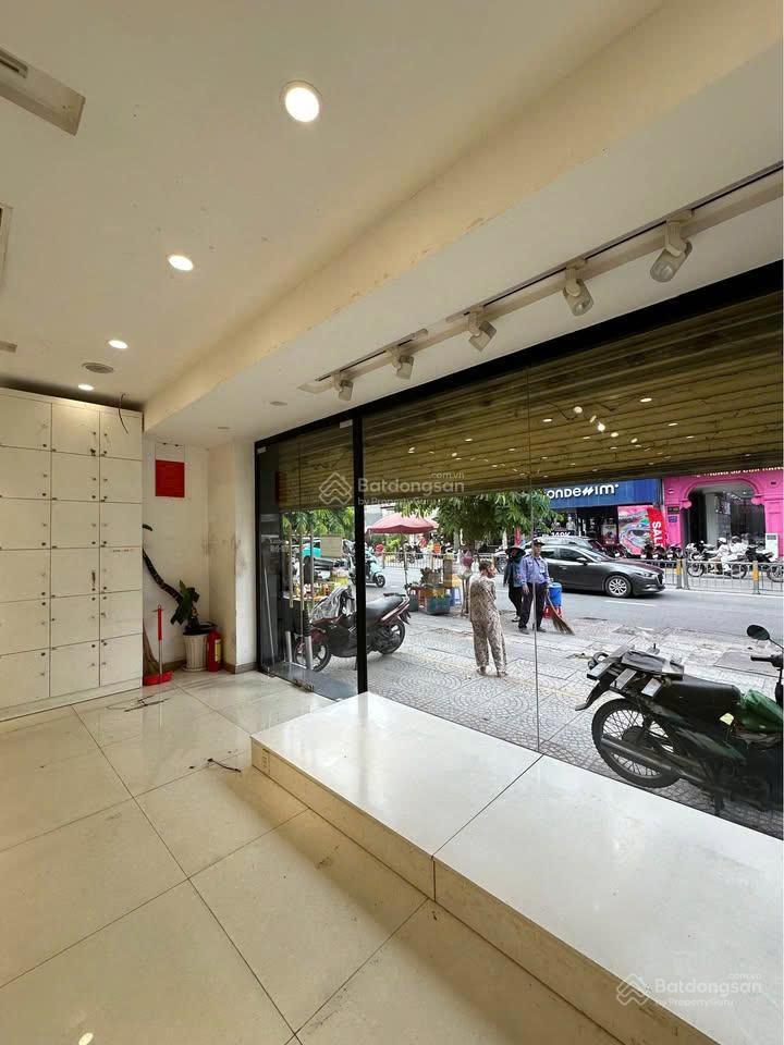 Mặt tiền cách mạng tháng tám, trục vòng xoay phù đổng, bến thành q1. diện tích 7x20m, 1 trệt 1 lầu!