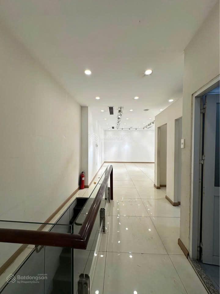 Mặt tiền cách mạng tháng tám, trục vòng xoay phù đổng, bến thành q1. diện tích 7x20m, 1 trệt 1 lầu!