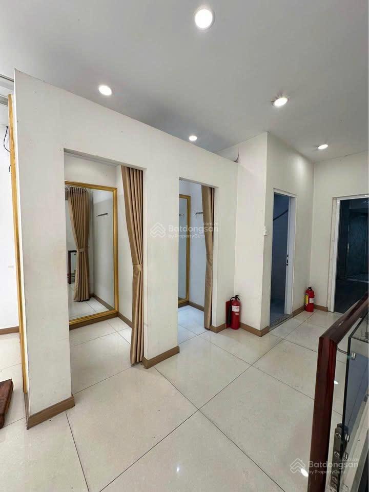 Mặt tiền cách mạng tháng tám, trục vòng xoay phù đổng, bến thành q1. diện tích 7x20m, 1 trệt 1 lầu!