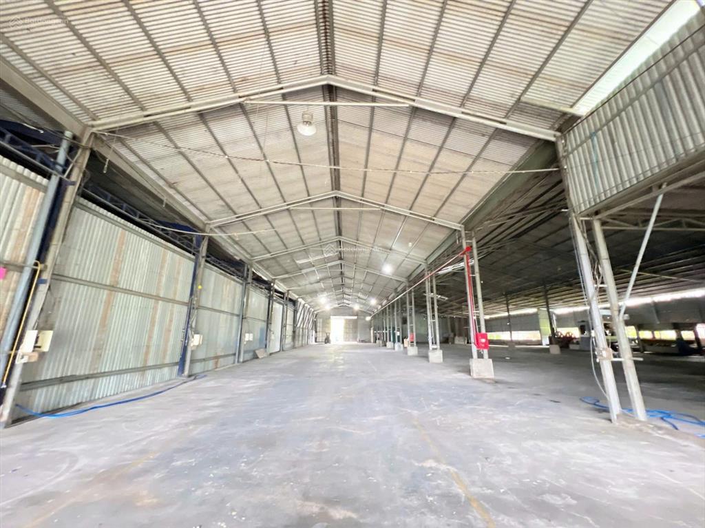 Cho thuê xưởng sx 2800m2 tdt 5200m2. tba 250kva. pháp lý chuẩn. chỉ 150 tr/th. gần ql1a, kcn gđ
