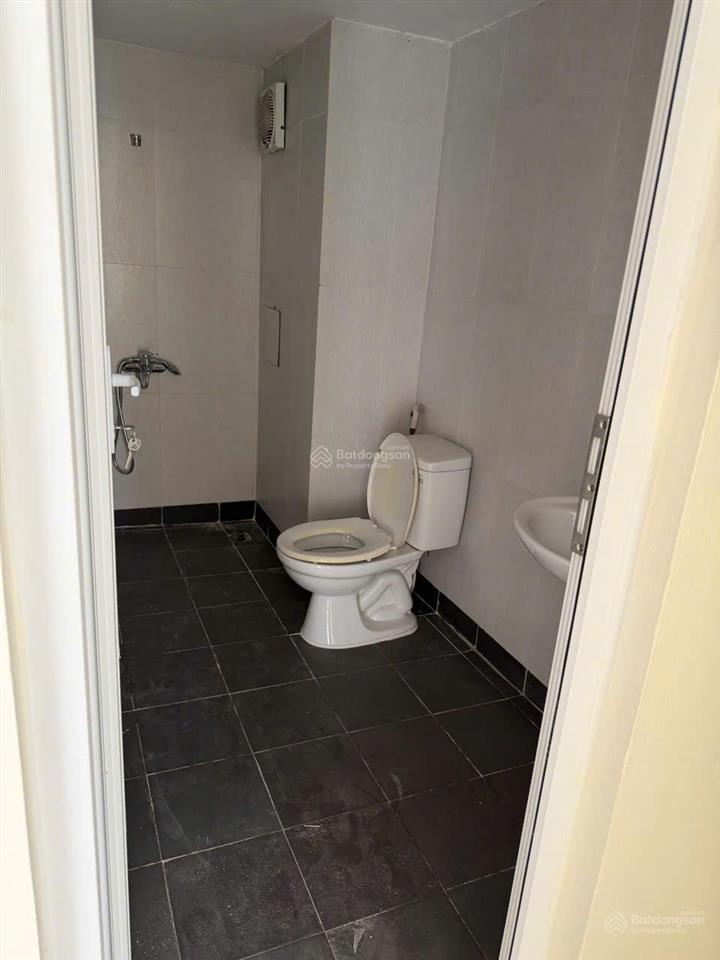 Cho thuê căn hộ cc nguyên bản 65m² 2pn chỉ 5.8 triệu/tháng, thang máy. gần cầu chui nguyễn văn cừ