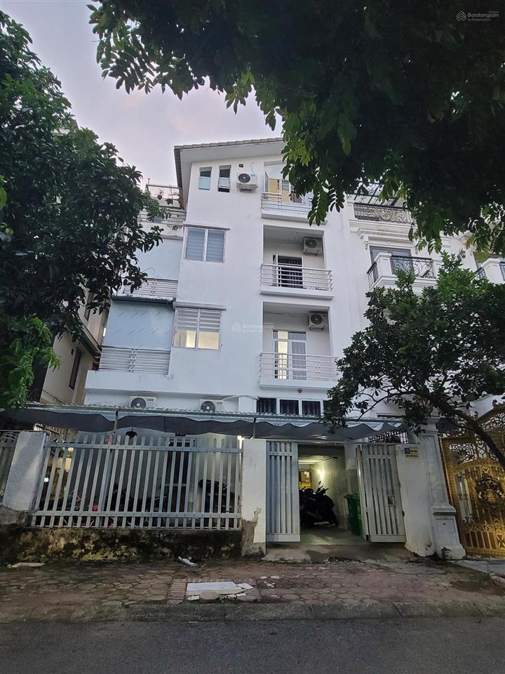 Cho thuê căn hộ full nội thất nhà biệt thự kđt việt hưng, vào ở luôn.