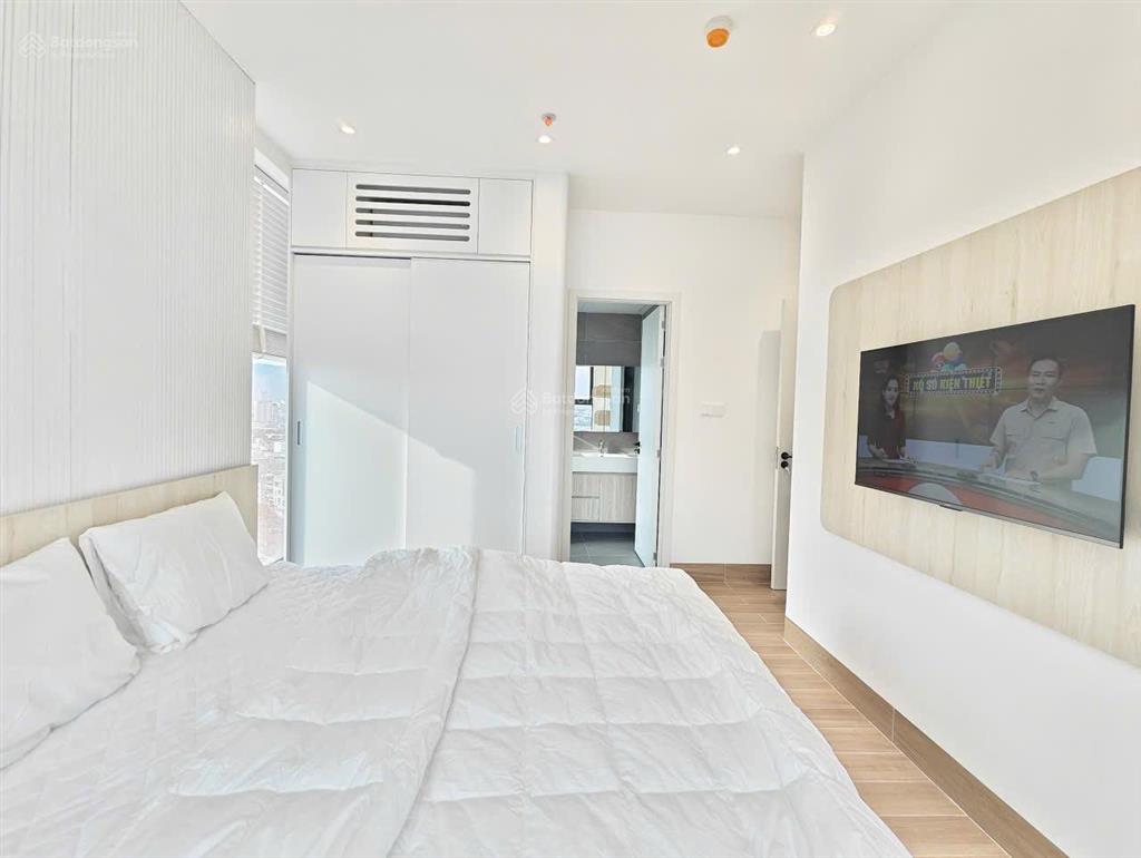 Định cư nước ngoài, bán nhanh căn 2 ngủ view sông panoma 1 nội thất như hình giá cực tốt 6,x tỷ