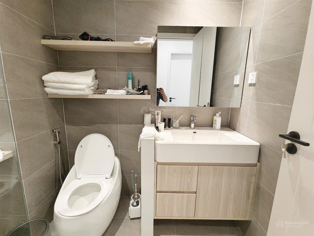 Định cư nước ngoài, bán nhanh căn 2 ngủ view sông panoma 1 nội thất như hình giá cực tốt 6,x tỷ