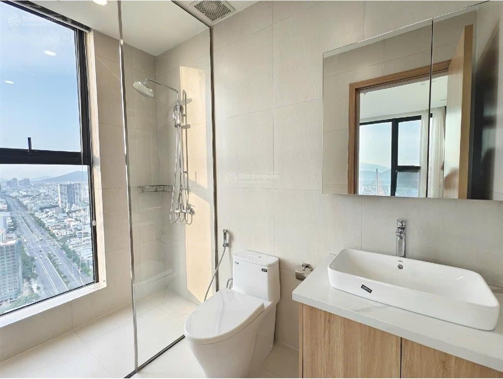Định cư nước ngoài, bán nhanh căn 2 ngủ view sông panoma 1 nội thất như hình giá cực tốt 6,x tỷ