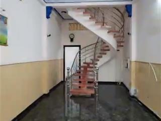 Nhà chính chủ lâu đời bán gap gd cv gia đình. hem xe tải đậu trước nhà, thông nhiều ngõ