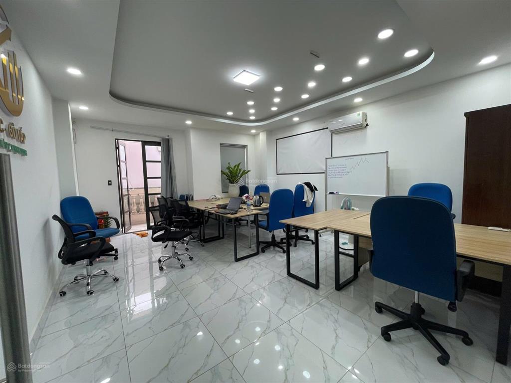 Cho thuê văn phòng ban công giá tốt chỉ 7tr/th