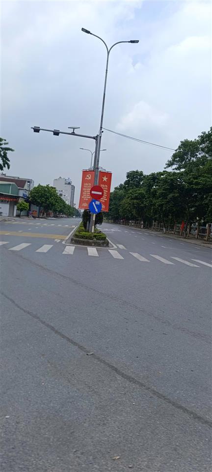 Tài chính nhỉnh 4 tỷ, bán nhanh lô làn 2 chợ gỗ trắc. 15 phút sang hồ tây.