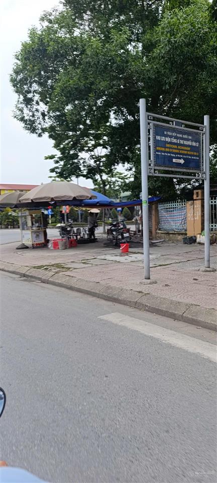 Tài chính nhỉnh 4 tỷ, bán nhanh lô làn 2 chợ gỗ trắc. 15 phút sang hồ tây.