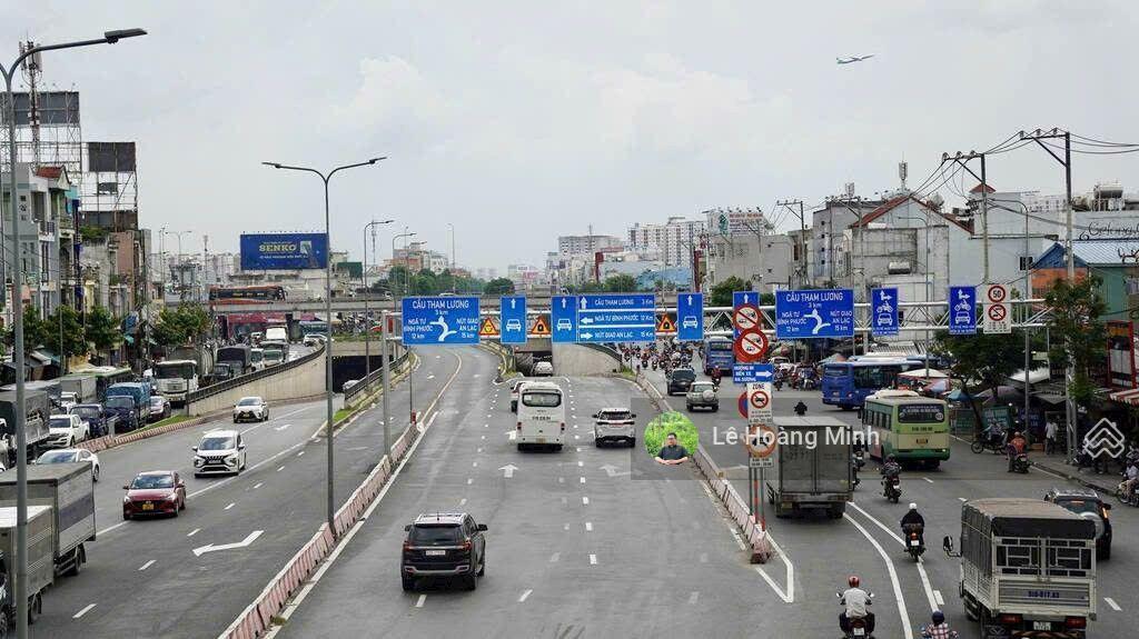 Nhà shr 5,5m x 29m. cn 155m2. mặt tiền đường quấc lộ 22. cách ngã tư an sương 300m