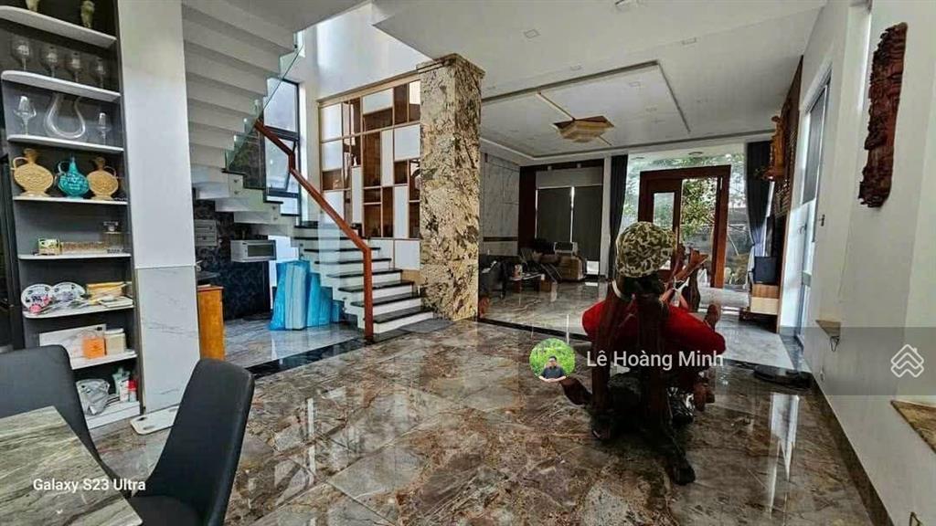 Biệt thự đẳng cấp 1000m2 3 tầng có sân vườn hồ bơi lớn đường lê thị riêng