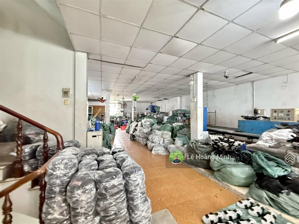 Tòa nhà 5 tầng 10m x 25m. có thang máy mặt tiền đường hiệp thành 06. đoạn gần chợ hiệp thành