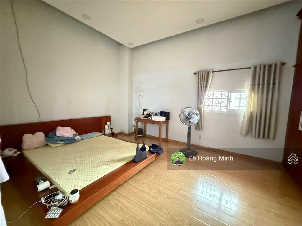 Tòa nhà 5 tầng 10m x 25m. có thang máy mặt tiền đường hiệp thành 06. đoạn gần chợ hiệp thành