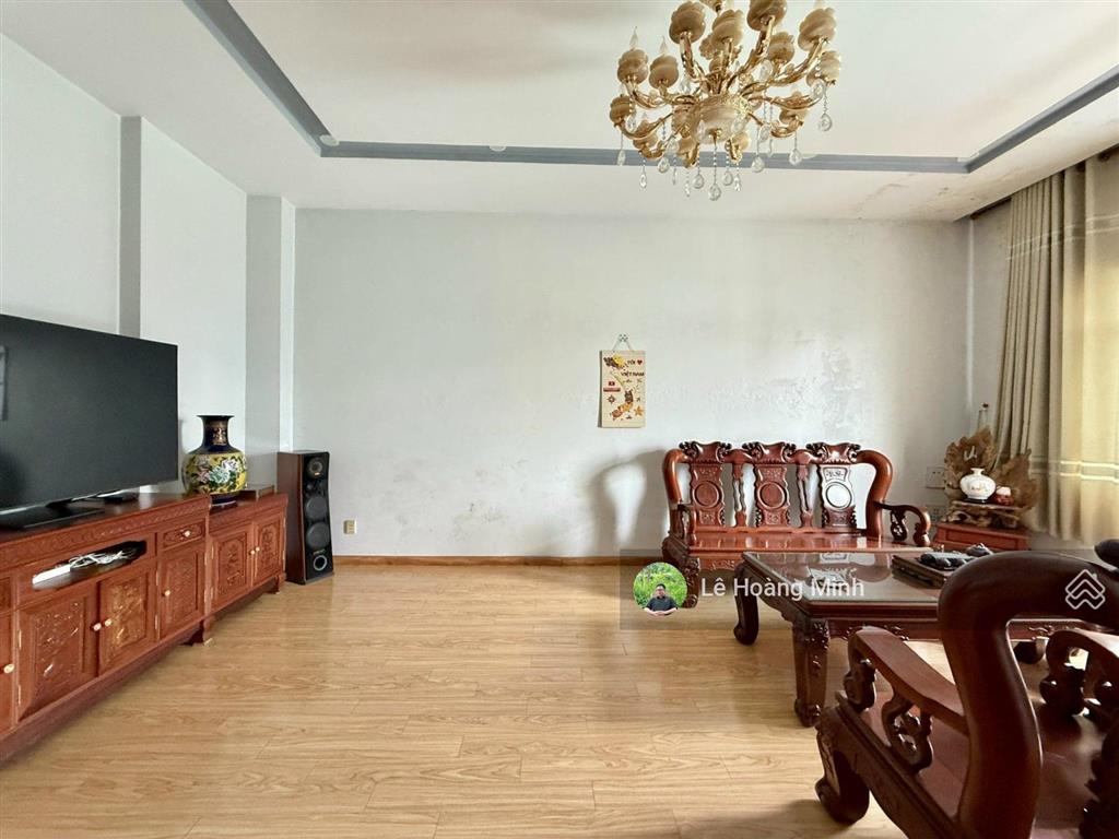 Tòa nhà 5 tầng 10m x 25m. có thang máy mặt tiền đường hiệp thành 06. đoạn gần chợ hiệp thành