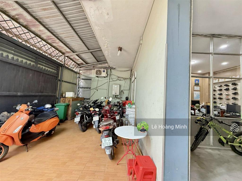 Tòa nhà 5 tầng 10m x 25m. có thang máy mặt tiền đường hiệp thành 06. đoạn gần chợ hiệp thành