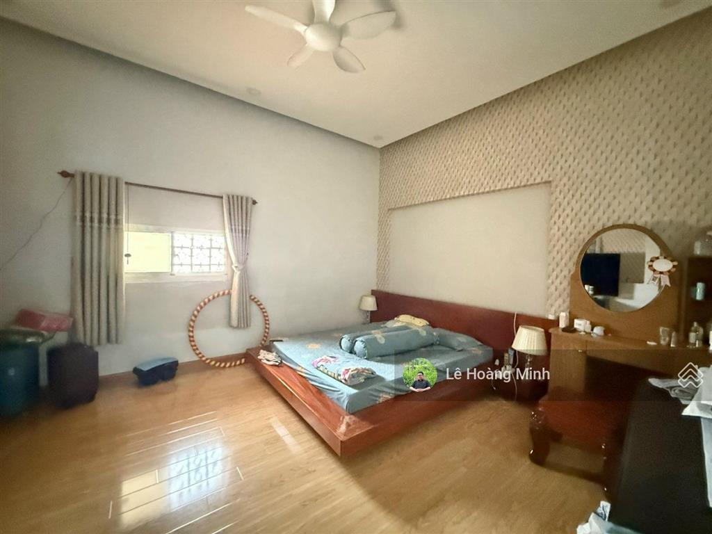 Tòa nhà 5 tầng 10m x 25m. có thang máy mặt tiền đường hiệp thành 06. đoạn gần chợ hiệp thành